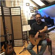 Profesor titulado de guitarra, me ofrezco para dar clases de guitarra española, eléctrica, bajo y Ukelele. Clases totalmente personalizadas y adaptadas a las necesidades/objetivos de cada alumno